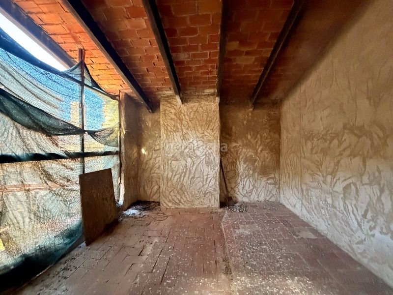 Foto f8d39c14-b892-424e-bbe0-2a8f2f747607. Casa amb xemeneia aparcament a Torroella de Montgrí