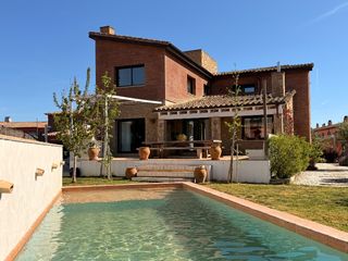 Casa  Carrer víctor català. Baix empordà, vall llobrega, casa impecable con jardín y piscina