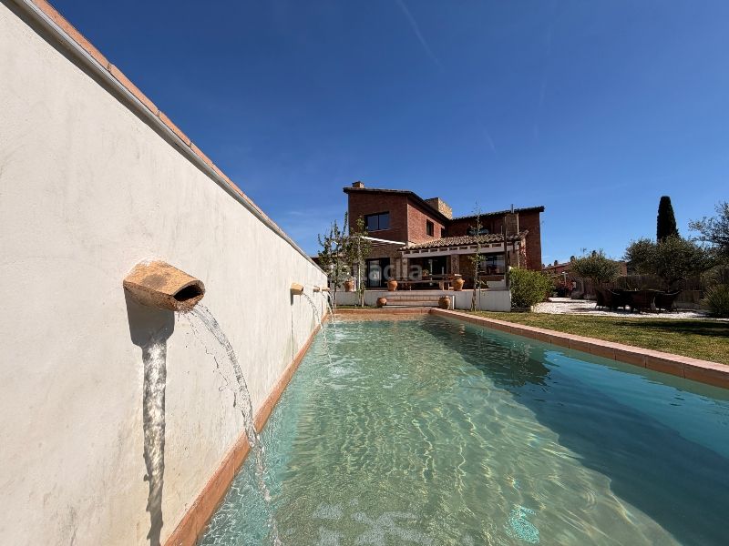 Foto 86991a34-9b67-4853-99f9-55ec7d7da941. Casa amb xemeneia calefacció aparcament piscina a Vall-llobrega
