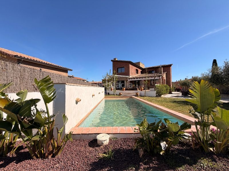 Foto e162c80d-8621-47cf-9f6e-54fb5d638973. Casa amb xemeneia calefacció aparcament piscina a Vall-llobrega