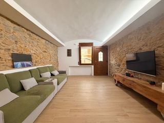 Casa a schiera  Carrer dels germans ferrer. Baix empordà, la bisbal de empordà, casa de pueblo de piedra