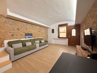 Semi detached house  Carrer dels germans ferrer. Baix empordà, la bisbal de empordà, casa de pueblo de piedra