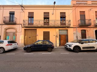 Maison  Carrer de l'amor filial 12. Baix empordà, la bisbal d’empordà, casa de pueblo