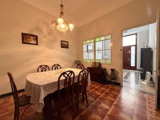 Maison à Carrer de l'amor filial 12. Baix empordà, la bisbal d’empordà, casa de pueblo