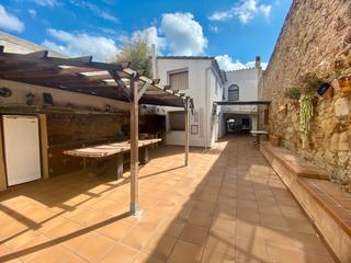 Masia a Carrer enginyer algarra 59. Baix empord, pals, casa poble