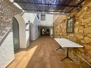 Masia a Carrer enginyer algarra 59. Baix empord�, pals, casa poble.
