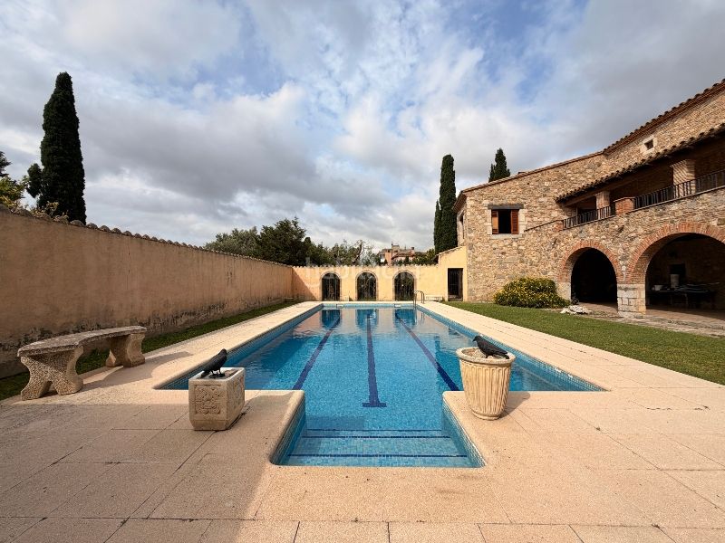 Foto 00a5c129-242f-4996-96ce-2ed222f5cd0e. Casa amb xemeneia aparcament piscina a Castelló d´Empúries