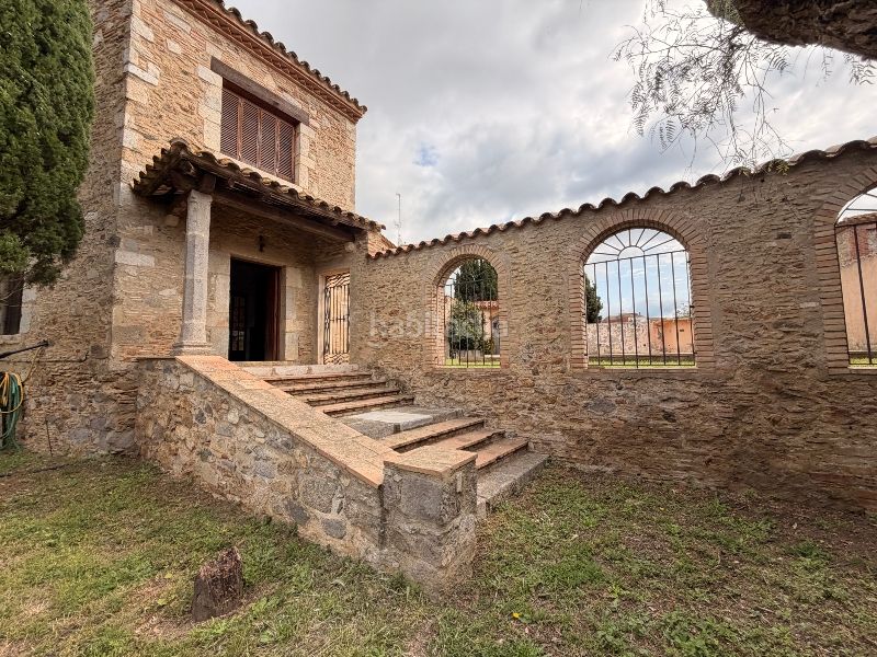 Foto 3d46af2e-57b6-4ca3-9dd0-2fa9b636e3ca. Casa amb xemeneia aparcament piscina a Castelló d´Empúries