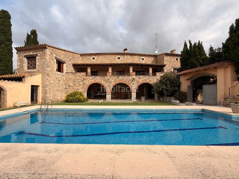Foto f031cf7f-79a3-4320-b513-435810d8bf77. Casa amb xemeneia aparcament piscina a Castelló d´Empúries