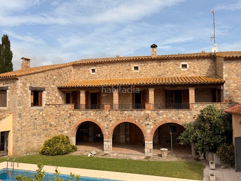 Foto f80bffab-1b98-431f-998f-6640c5c026d2. Casa amb xemeneia aparcament piscina a Castelló d´Empúries