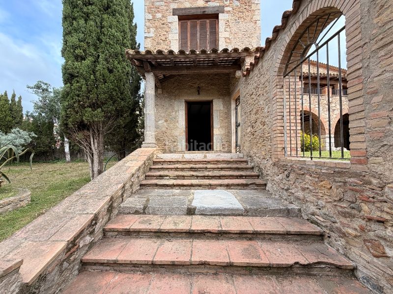 Foto fa83d3eb-ecc9-4b64-a677-00a241230b7e. Casa amb xemeneia aparcament piscina a Castelló d´Empúries