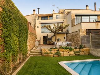 Rent House  Carretera figueres. Baix empordà, afores de corçà, casa amb jardí i piscina