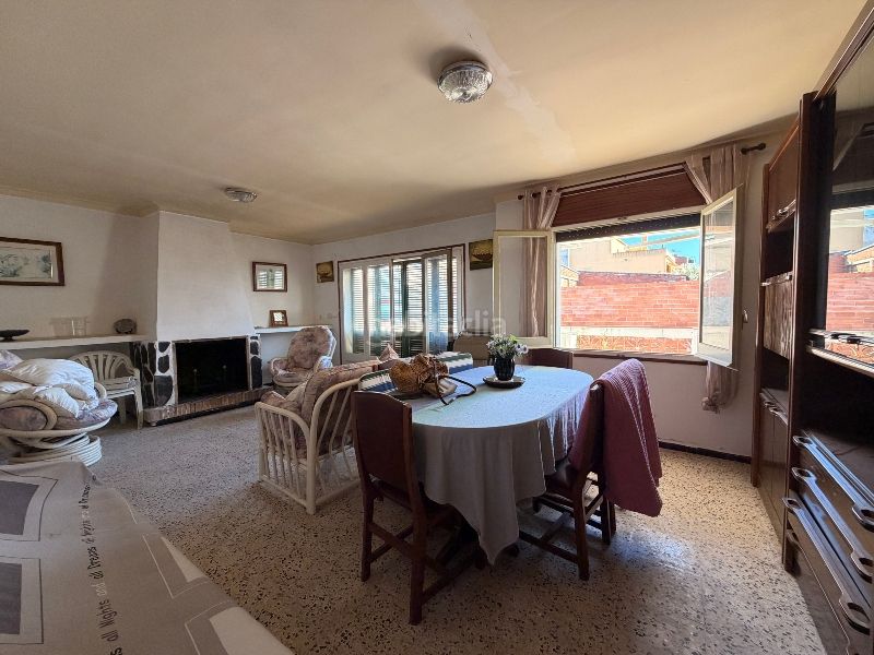 Foto 151b0ed6-4835-4aef-be79-865a2c7c8748. Casa amb xemeneia aparcament a Eixample Residencial Escala (L´)