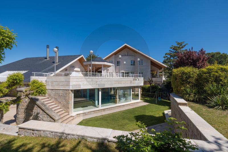 Foto 60ac1337-c3c1-4158-b338-1ca7af448208. Chalet inmogil gestión, espectacular y único chalet independiente en urbanización con acceso restringido y seguridad. madrid en Santo Domingo