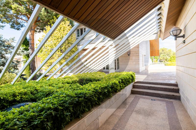 Foto ac7baebd-8d16-4ff7-9258-686d750f377e. Chalet inmogil gestión, espectacular y único chalet independiente en urbanización con acceso restringido y seguridad. madrid en Santo Domingo