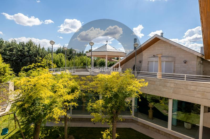 Foto bc78da3d-230f-4c16-bb74-37b5463dbdaa. Chalet inmogil gestión, espectacular y único chalet independiente en urbanización con acceso restringido y seguridad. madrid en Santo Domingo