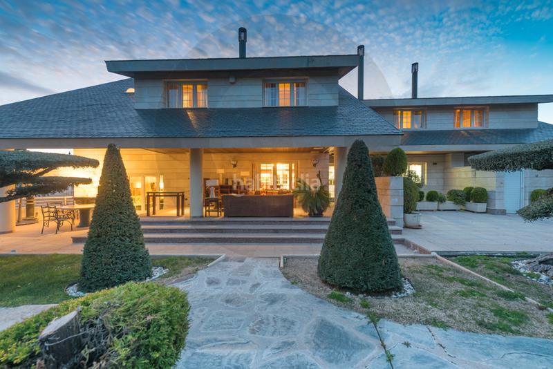 Foto cbd6e7e6-3d2e-4e78-b03a-e1b16636d33e. Chalet inmogil gestión, espectacular y único chalet independiente en urbanización con acceso restringido y seguridad. madrid en Santo Domingo