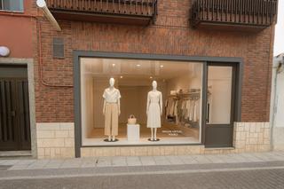 Lloguer Local Comercial  Calle berenisa. Inmogil gestión, local comercial en alquiler con salida de humos