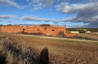 Terrain industriel à Caballar. Inmogil gestion, terreno totalmente plano uso agrario con antigu