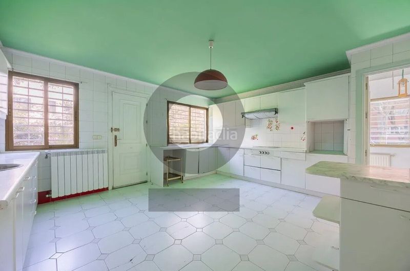 Foto 5b5b7585-5a45-4b77-b055-d31a0e342841. Xalet amb xemeneia calefacció aparcament piscina a Madrid