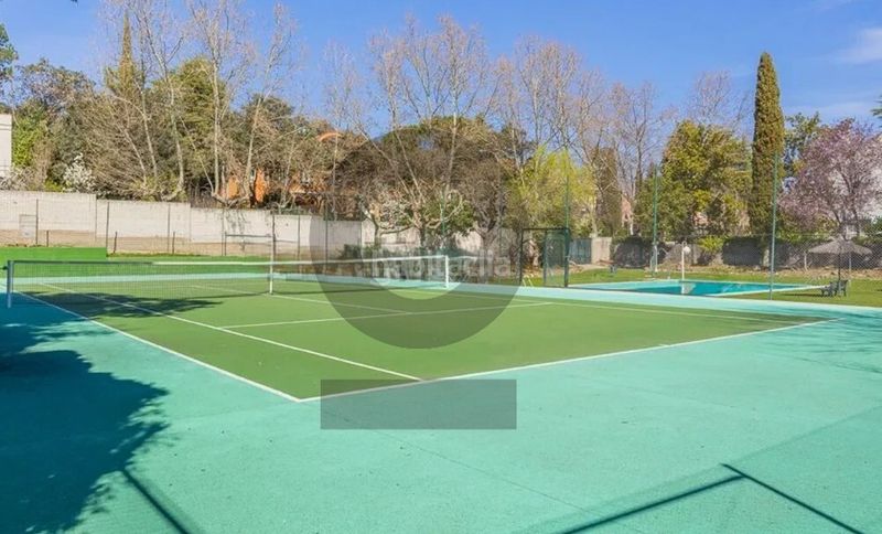 Foto f530ec06-9de8-44fa-945b-8629658ed56a. Xalet amb xemeneia calefacció aparcament piscina a Madrid