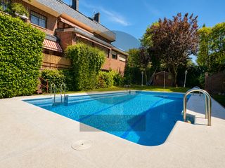 Xalet  Calle lillo. Inmogil gestion, chalet adosado de esquina en venta zona pozuelo