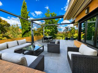 Casa aparellada a Calle felipe olvera 11. Inmogil gestion, chalet moderno en la mejor zona de pozuelo de a