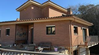 Xalet  Avinguda de les gavarres. Casa unifamiliar aislada en llambilles, lista para entrar a vivi