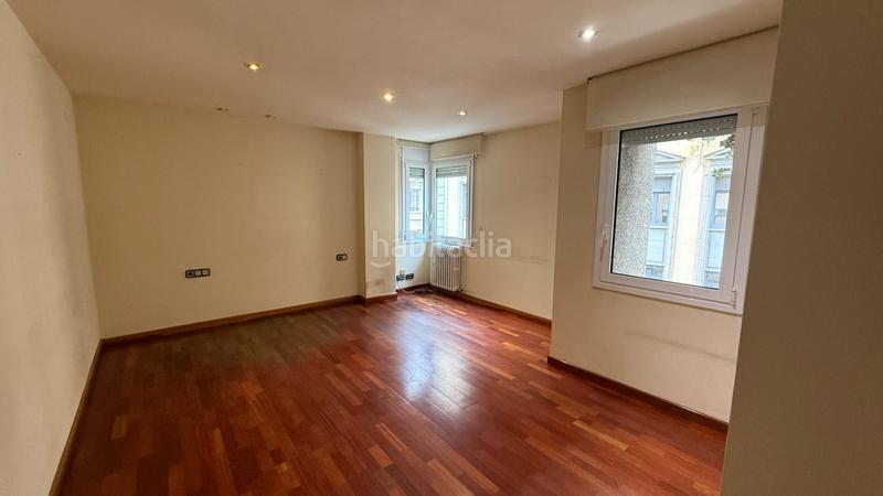 Foto d9f68f39-20e9-41c8-ad99-7ddb5030cd7a. Flat with fireplace heating parking in Eixample Nord Girona