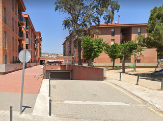Aparcament cotxe a Josep trueta 6. Plaza de parking epara coche grande