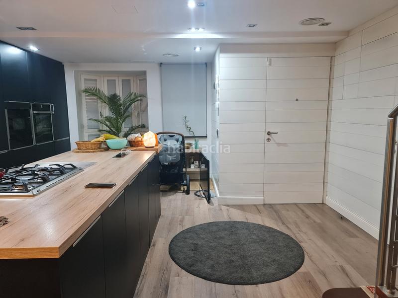Foto d14f1bbf-44bd-4887-997e-4c95a0c50128. Casa adossada amb xemeneia calefacció aparcament a Badalona