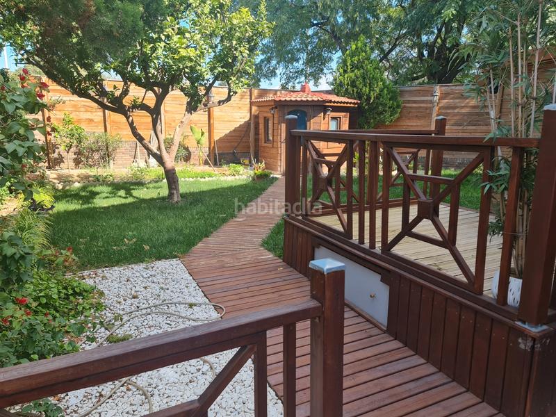 Foto fd0d5319-c263-410e-93c1-44ae92d76369. Casa adossada amb xemeneia calefacció aparcament a Badalona