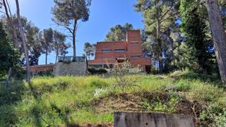 Chalet  Carrer del serral. Casa de 186 m2 y 700 m2 de terreno.    necesita reformas.