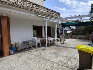 Maison  Carrer del bergued. Chalet con 4 habitaciones y 800 m2 de terreno  a nivel