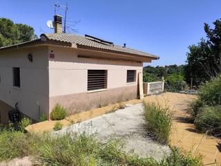 Xalet  Carrer viella. Casa con terreno,  garaje, zona con guarderia buena comunicacion