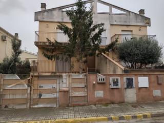 Casa aparellada a Carrer dels falcons 13. Casa adosada en el centro del pueblo