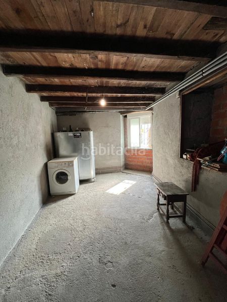 Foto d3bde00d-91fd-4c36-aa51-d5826e13d9a9. Casa amb xemeneia calefacció a Folgoso do Courel