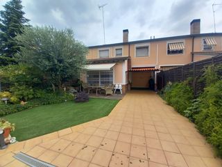 Casa adosada en Lli�� d�Amunt. Casa adosada de 168 m� 4 habitaciones, con jard�n, patio y garaj