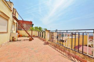 Casa  De sants. Casa con parking y local en singuerlin