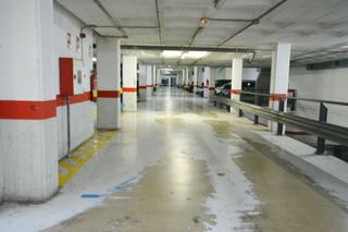Posto auto  Pirineus. Plaza de parking grande