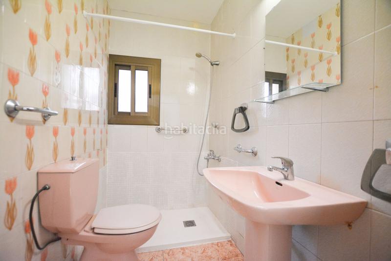 Foto 6b5efaba-689d-44dd-ab43-99d741413f51. Haus mit parking in Singuerlín Santa Coloma de Gramenet