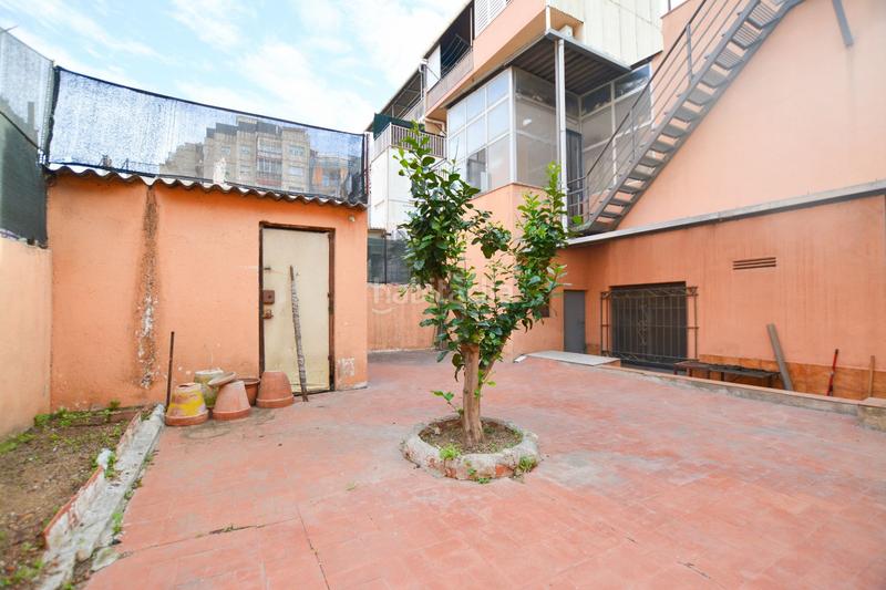 Foto ca53fbea-248d-414f-9d07-7f15cb3bbf40. Haus mit parking in Singuerlín Santa Coloma de Gramenet