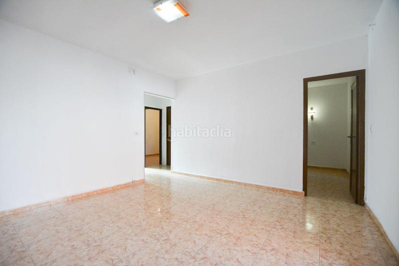 Foto f4e95bcd-97db-4b7a-ad20-b35d8f35e9f9. Haus mit parking in Singuerlín Santa Coloma de Gramenet