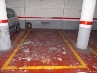 Aparcament cotxe a La Teixonera. Plaza de parking en josep sangenis para vehiculo grande o monovo