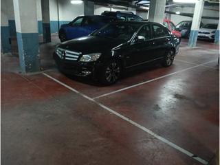 Aparcament cotxe a Carmel. Plaza de parking para coche grande movolumen o su suv, en planta