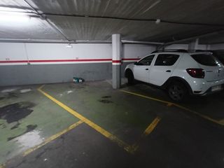 Aparcament cotxe  Calle santa albina. Gran plaza de parking de 26 m en calle santa albina  coche y mot