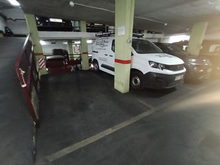Posto auto  Calle farnes. Plaza de parking para coche grande en calle farnés