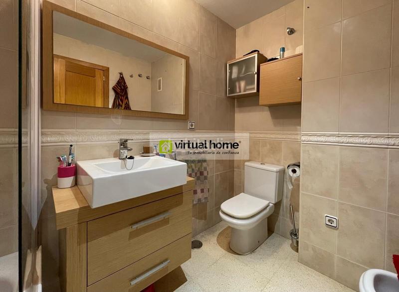 Foto f4279a38-2464-4c0c-886f-ef5a0e5c94d8. Location appartement avec parking piscine dans Playa Poniente Benidorm