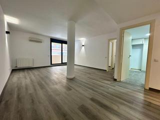 Rent Ground floor in Carrer de joan abelló i bufí 4. En alquiler piso reformado con piscina y parking en finca de 200