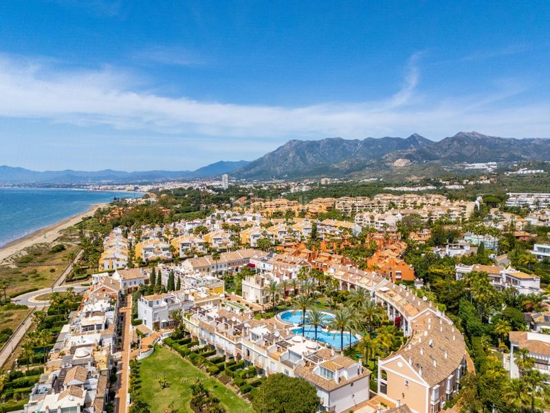 Foto 3a20cf1a-8b67-4851-8651-7cb562a98719. Casa adossada amb aparcament piscina a bahía de Marbella Marbella